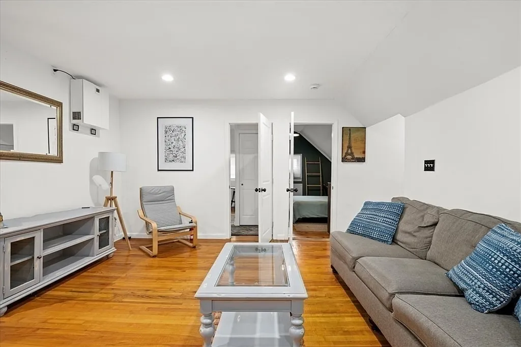 3 bed, 1200 sqft, $2,100 — Photo 4