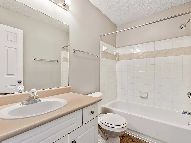 Alexander Crossing Apartments & Townhomes — Photo 20