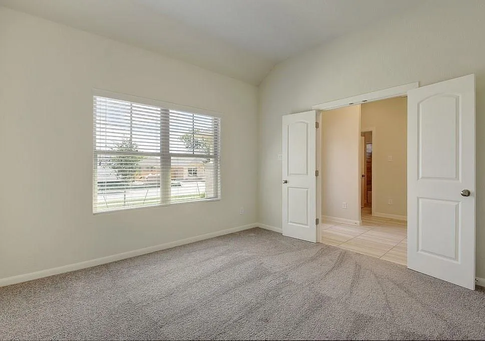 3 bed, 2.0 bath, 2002 sqft, $2,350 — Photo 2
