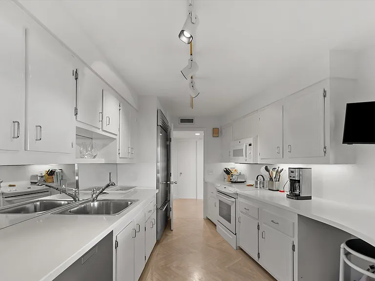 100 Sunrise Ave #212 — Photo 9
