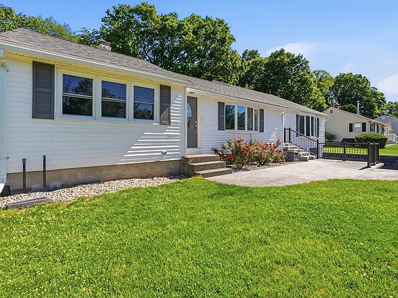 4th image of 9 Pine Dr