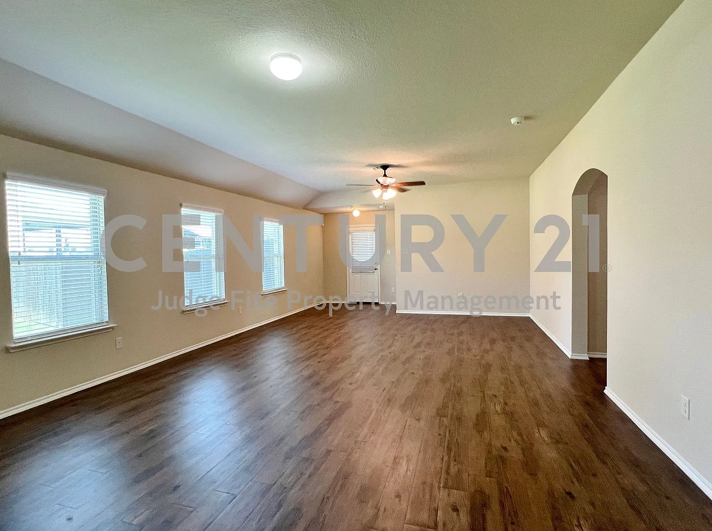 Wonderful 4/2/2 in Waxahachie For Rent! — Photo 3