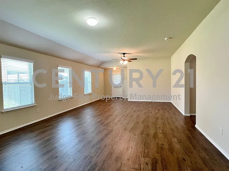 222 Thoroughbred St — Photo 3