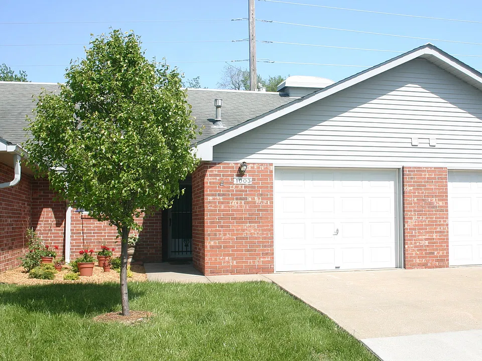 1001 Forest Hills Ln
