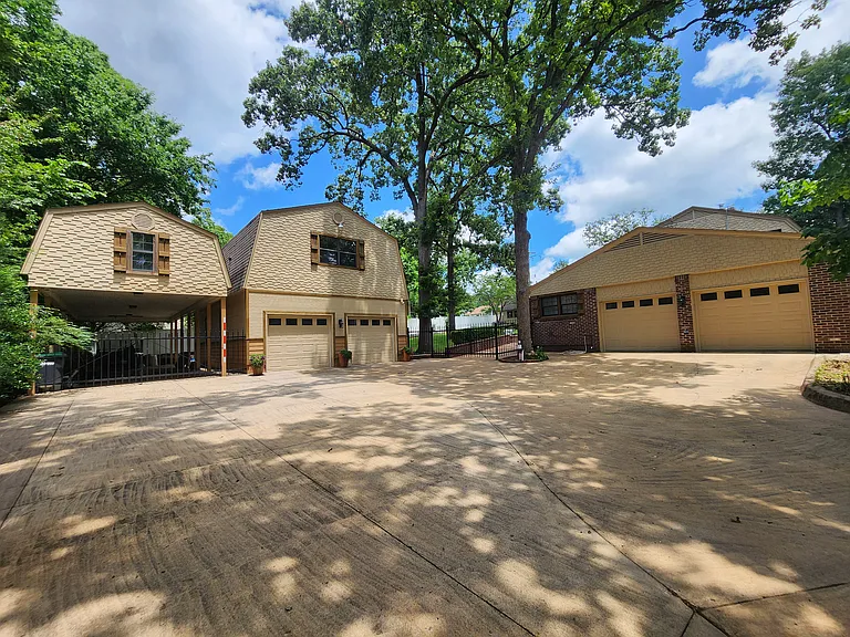 425 E Seneca St — Photo 80