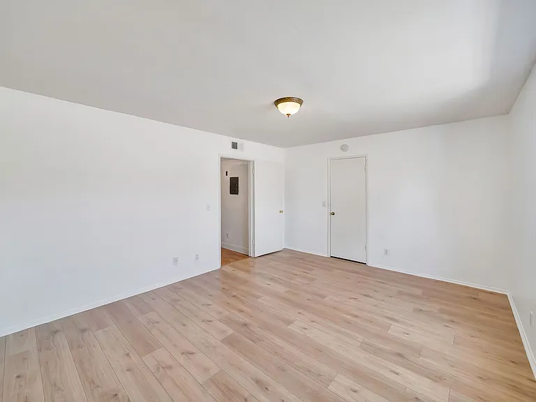 1614 E Chevy Chase Dr — Photo 16