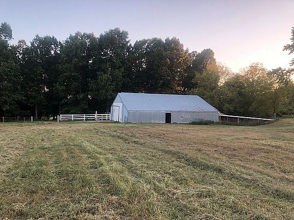 Large barn with 7 stalls