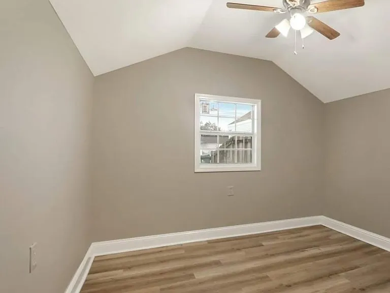 512 Avenue G — Photo 4