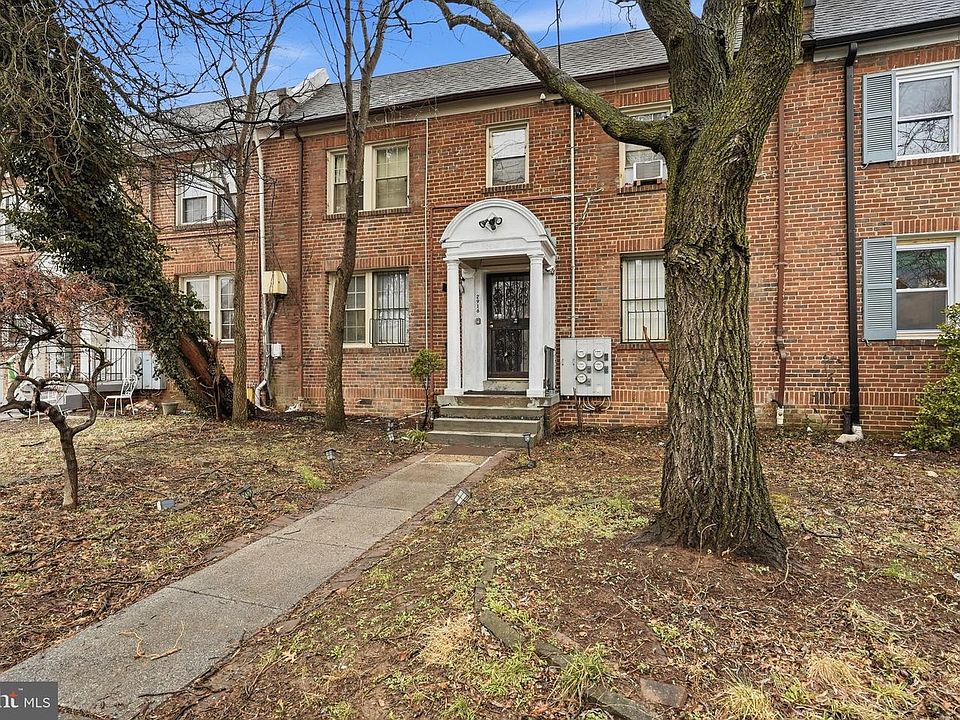 1st image of 2916 8th St NE