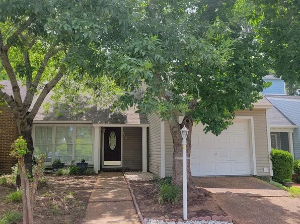 110 Emerald Lake Dr, Dothan, AL 36303