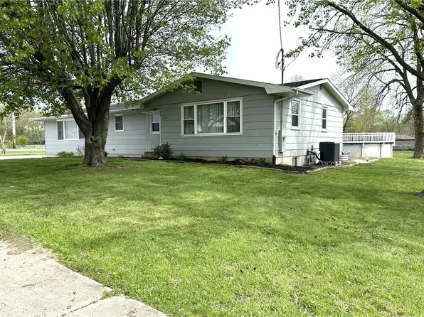 1511 E Country Ave, Teutopolis, IL 62467