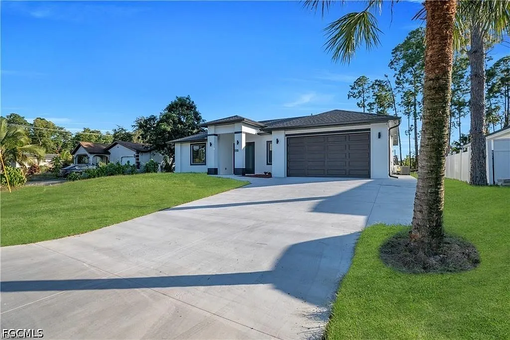 3 bed, 3.0 bath, 1650 sqft, $2,300 — Photo 2