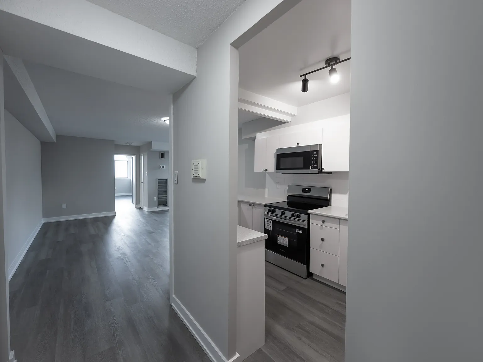 3575 Kaneff Crescent Mississauga — Photo 3