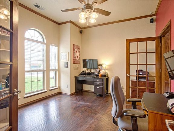 5th image of 605 SW 161st St