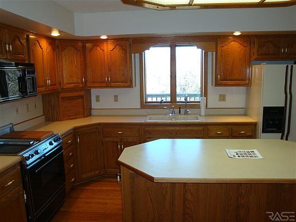 3rd image of 4900 S Pennbrook Ave