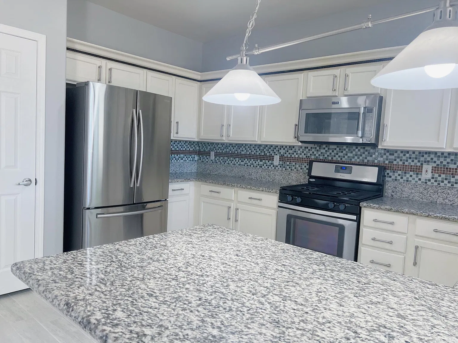 3 bed, 2005 sqft, $2,399 — Photo 3