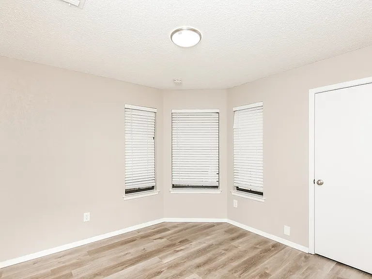 125 Camelot Dr — Photo 12