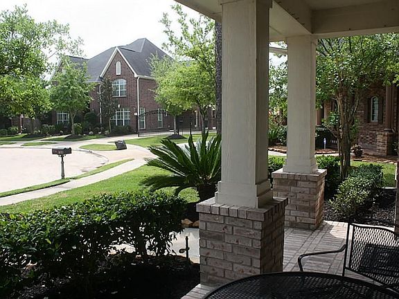 Front Porch looking out to the Cul-de-sac