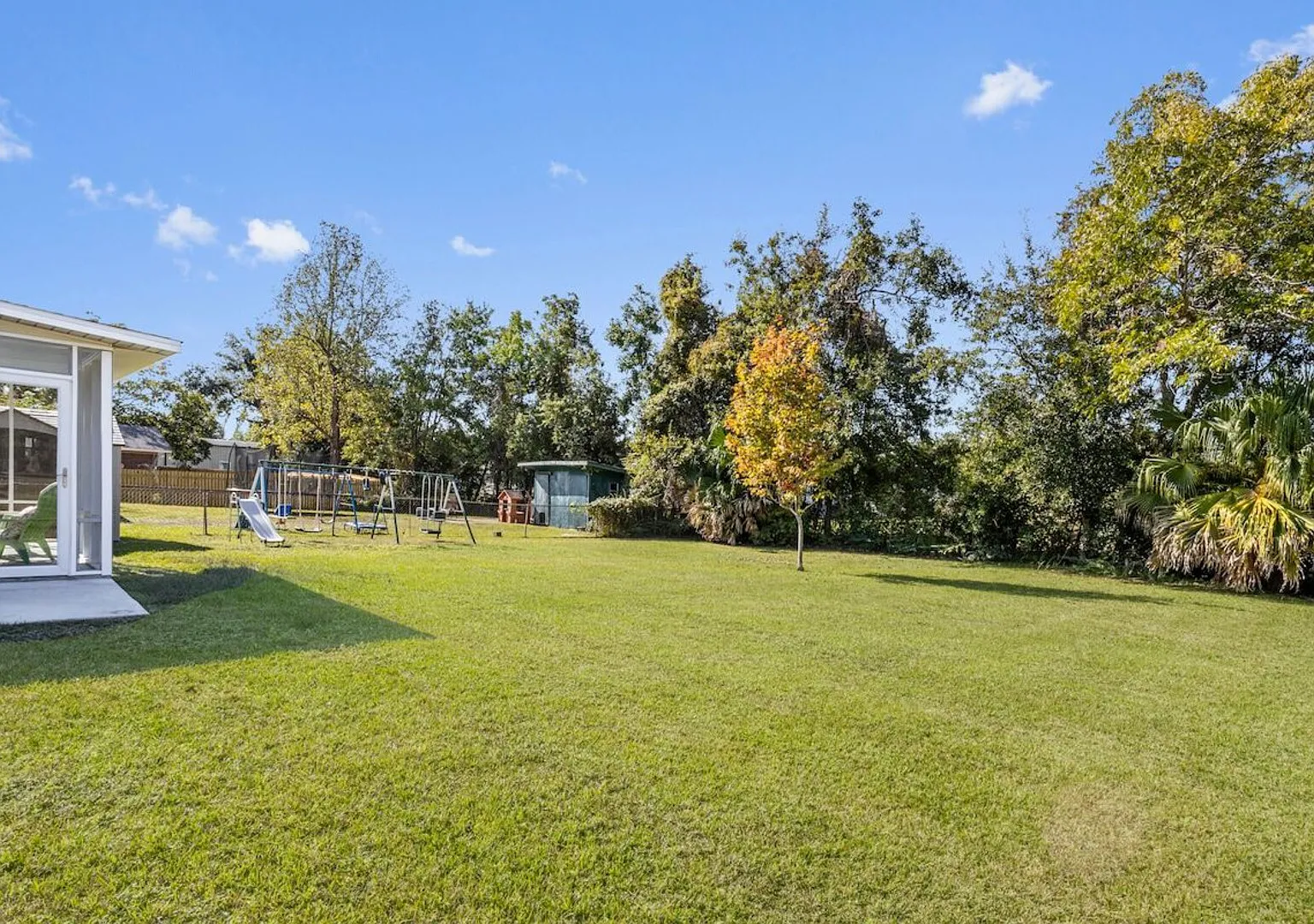 Family Home with Yard Near Beach — Photo 4