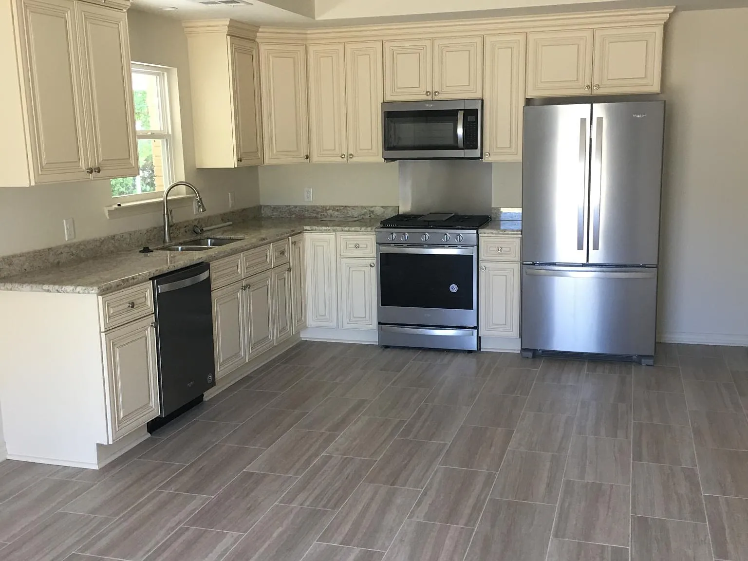 3 bed, 1300 sqft, $2,200 — Photo 2