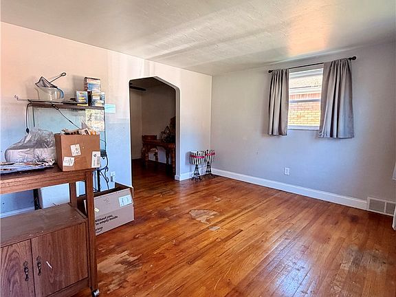 3rd image of 271 Kohen St