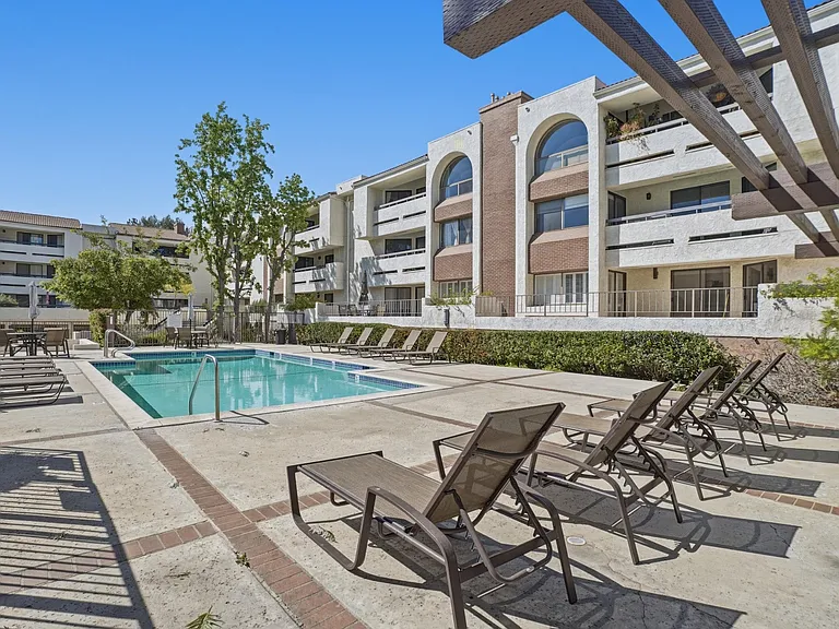 21620 Burbank Blvd #15 — Photo 27
