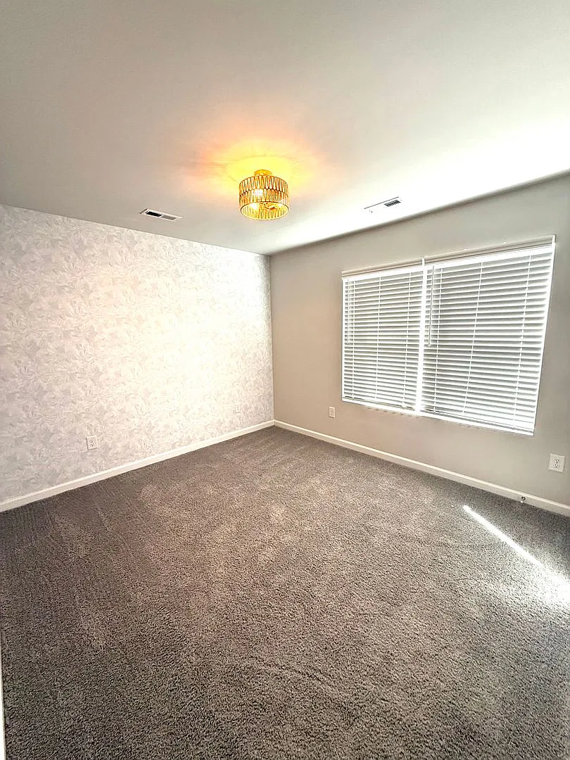 3 bed, 2.0 bath, 1446 sqft, $1,900 — Photo 2