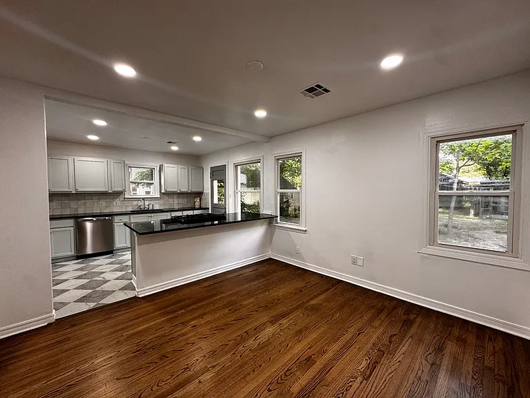 1117 W Symmes St — Photo 5