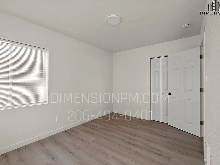 402 W 1st St — Photo 17