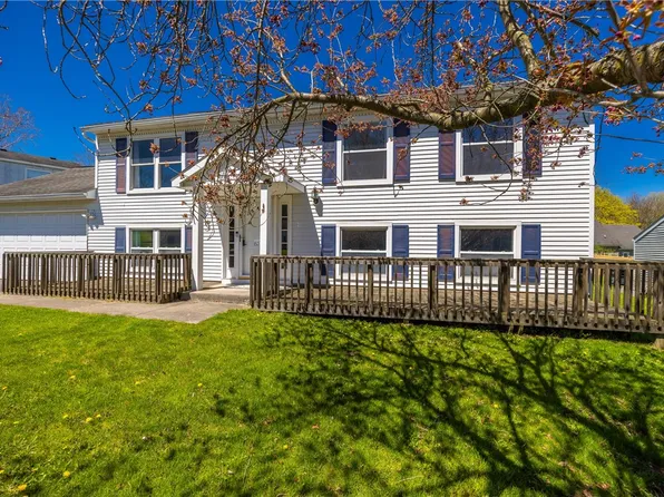 1538 Elderberry Cir, Walworth, NY 14568