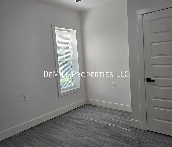 1740 W Olive St — Photo 9