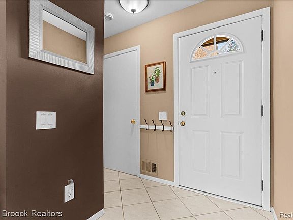 3rd image of 356 Willow Grove Ln