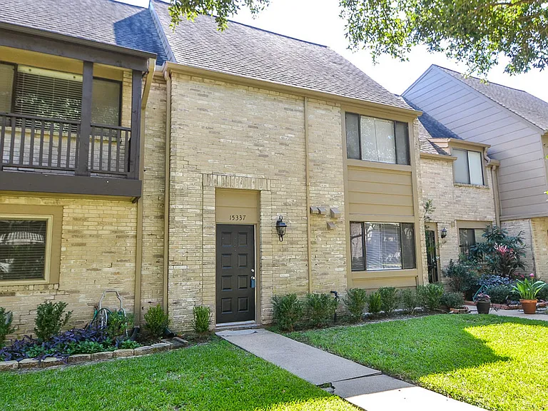 15337 Falmouth Ave — Photo 1