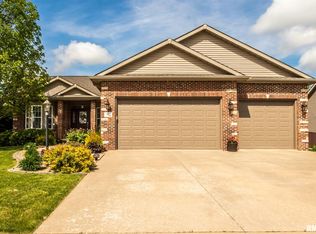 827 Stonelake Dr, Metamora, IL 61548