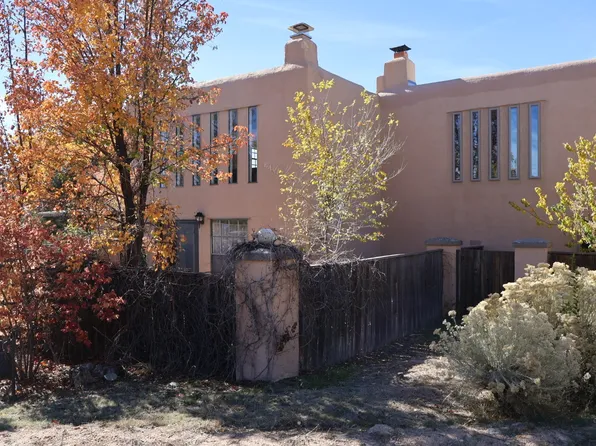 3079 Plaza Blanca Paloma Sta, Santa Fe, NM 87505