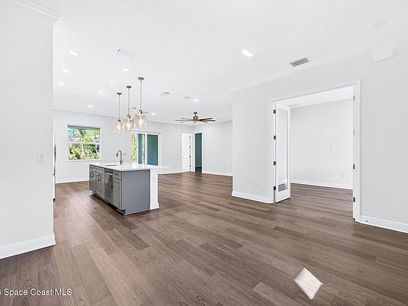 5th image of 7480 Sheridan Rd