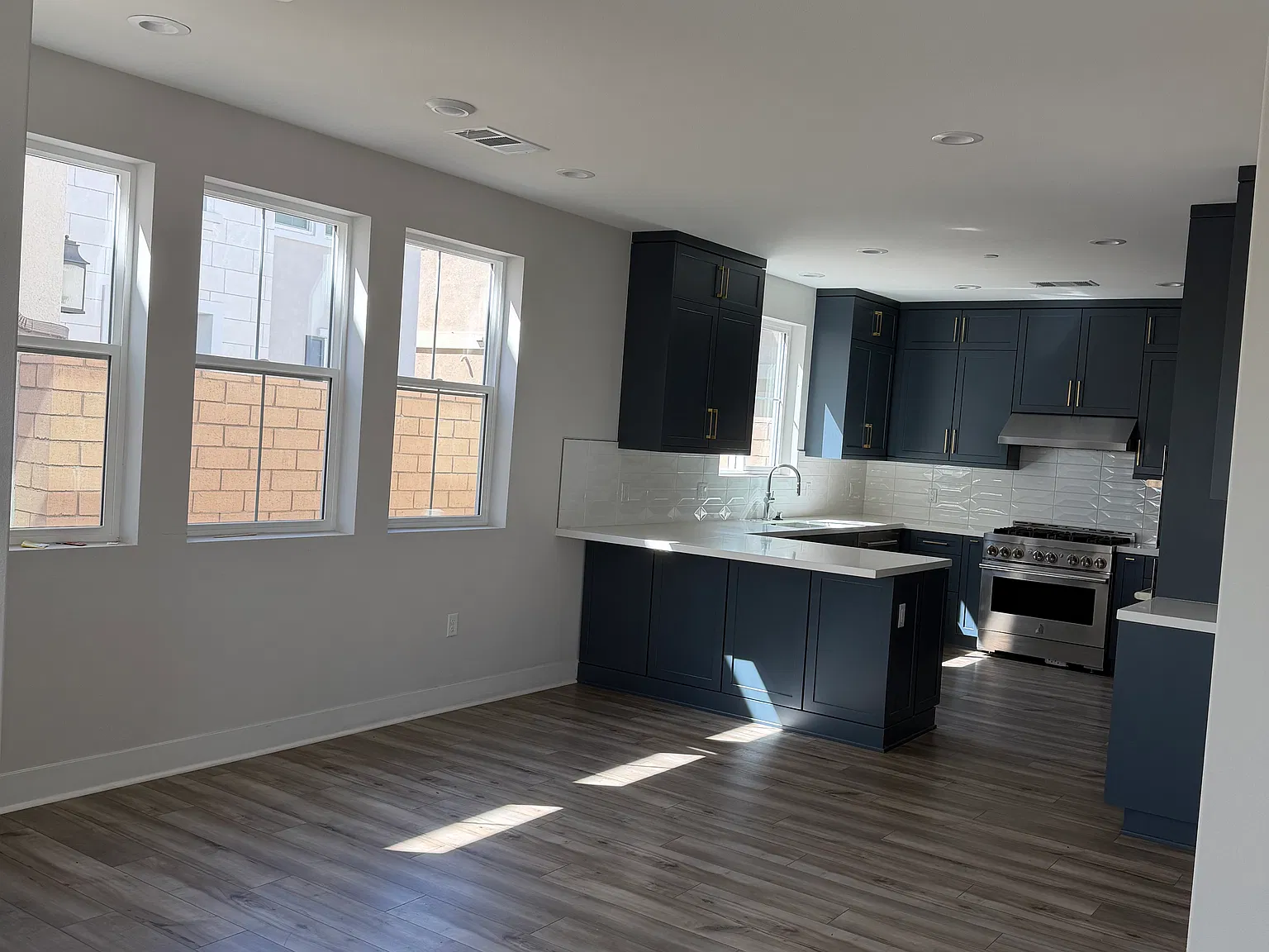 4 bed, 2300 sqft, $5,600 — Photo 2