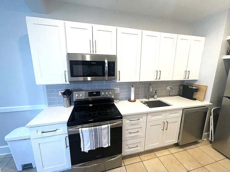 10 W Elm St — Photo 36