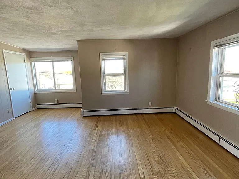 68 Uxbridge St — Photo 3