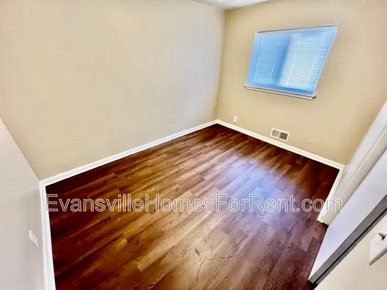 1202 S Lombard Ave — Photo 7