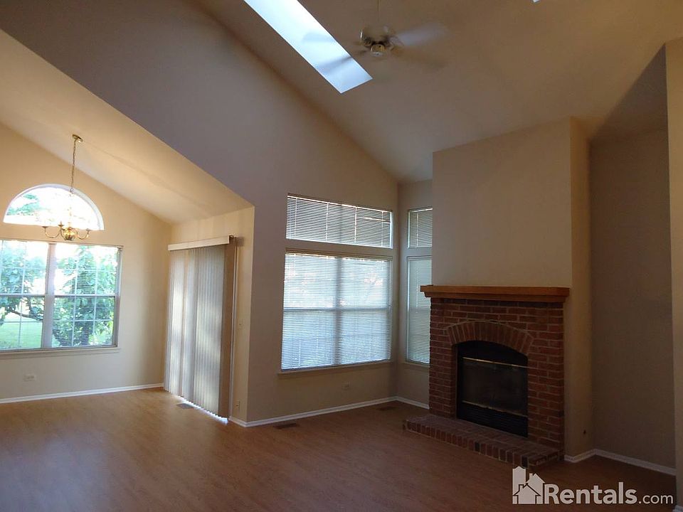 Living Room - 2 story vaulted