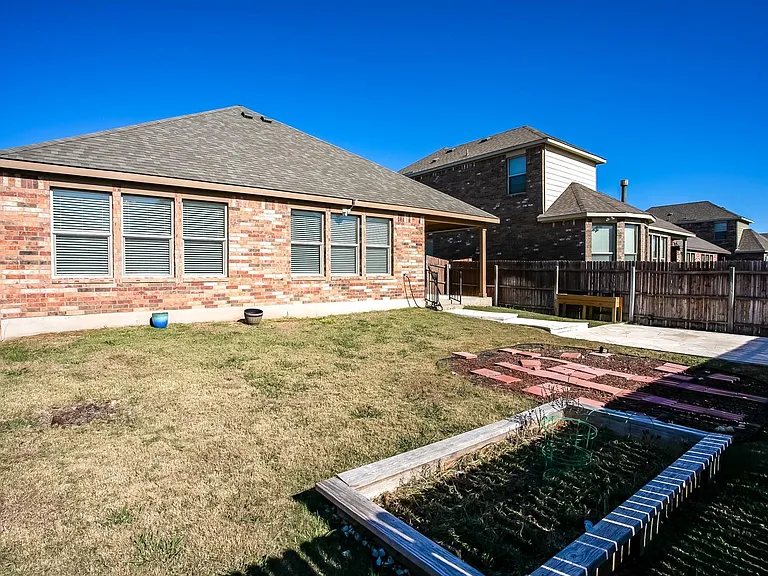 1721 Elaina Loop — Photo 27