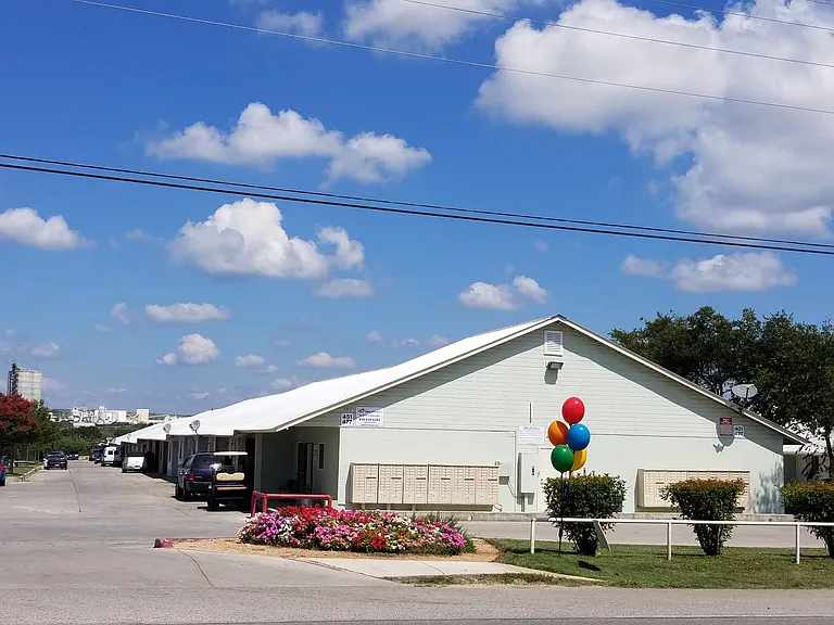Comal Apartments — Photo 6