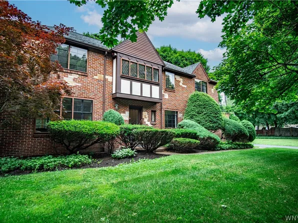 11 Longleat Dr, Amherst, NY 14226