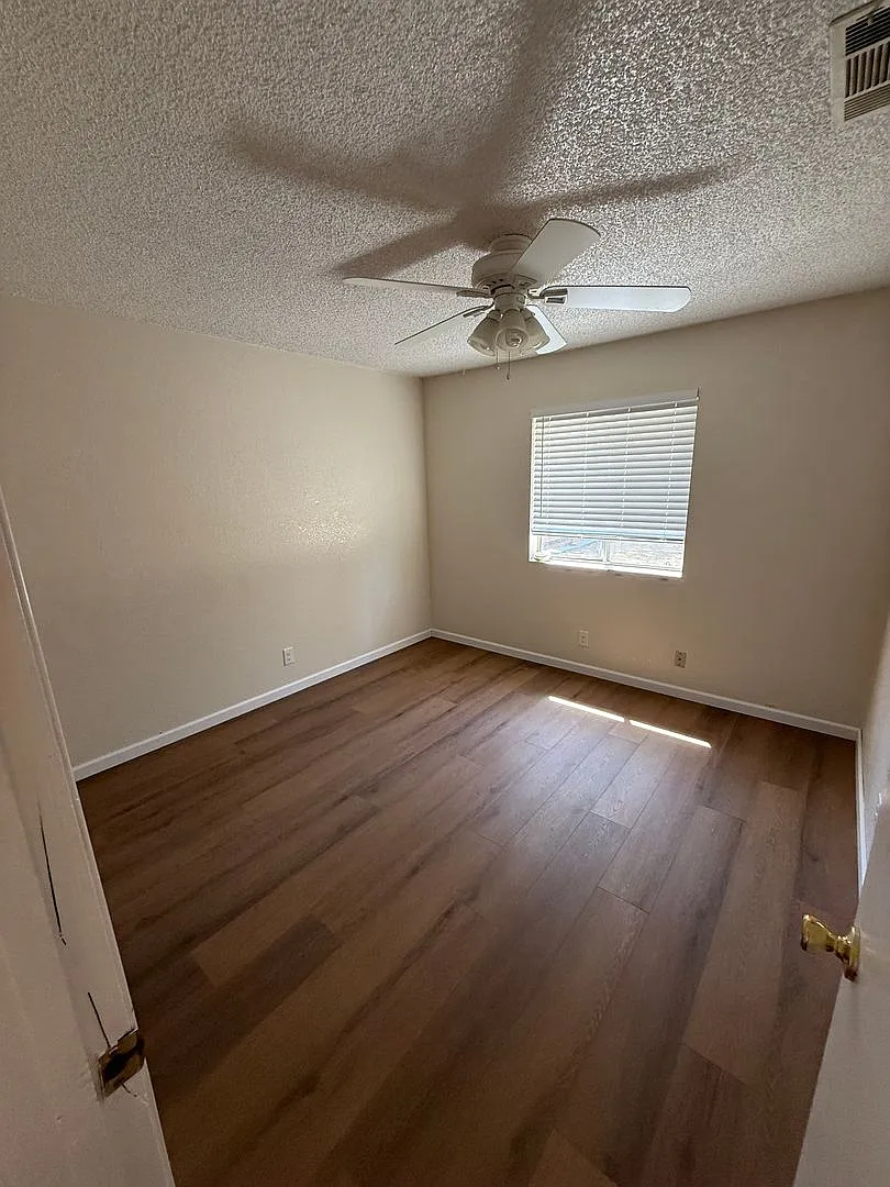 3 bedroom, 2 bathroom home located in the desirable neighborhood! — Photo 4