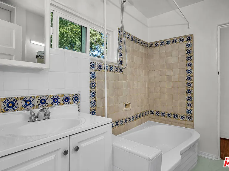 2119 Kress St — Photo 5