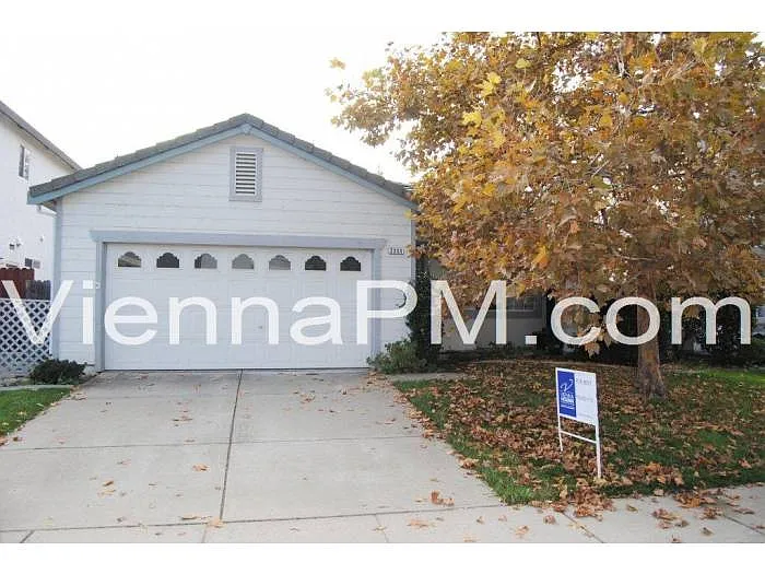 2255 Railway Cir photo 1