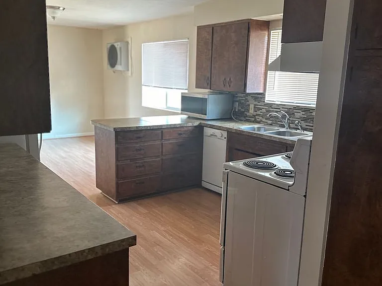 405 W Hazel St — Photo 13