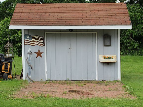 4th image of 155 Linden Ave