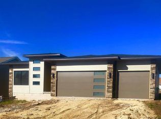 88 Prairie View Ct, Clinton, IA 52732